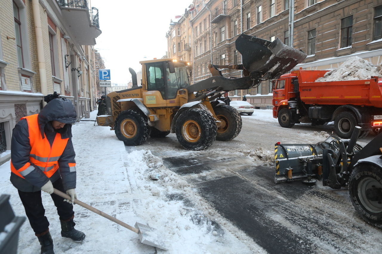 Уборка снега в спб. Уборка снега на дорогах. Вывоз снега Питер. Фото уборки дорог от снега. Питерские дороги зимой.