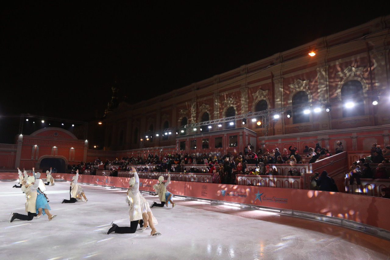 Санкт петербург представления. Каток на Конюшенной площади в Санкт-Петербурге. Каток на Конюшенной площади 2022. Каток на Дворцовой площади 2022 в Санкт-Петербурге. Каток в Питере на Конюшенной в 2022.