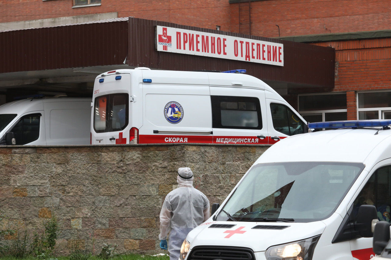 В Петербурге за сутки 291 человек поступил в больницы с COVID-19 и пневмониями
