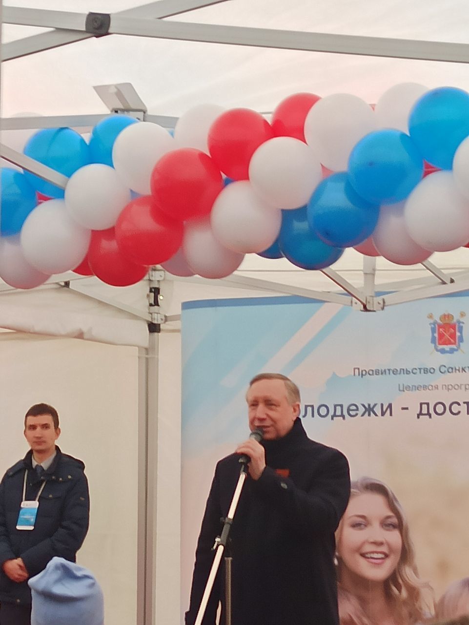 Александр Беглов вручил документы на жильё молодым семьям