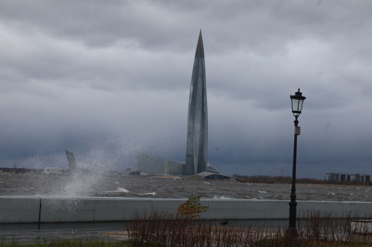Сильный ветер продолжит дуть в Петербурге и в понедельник