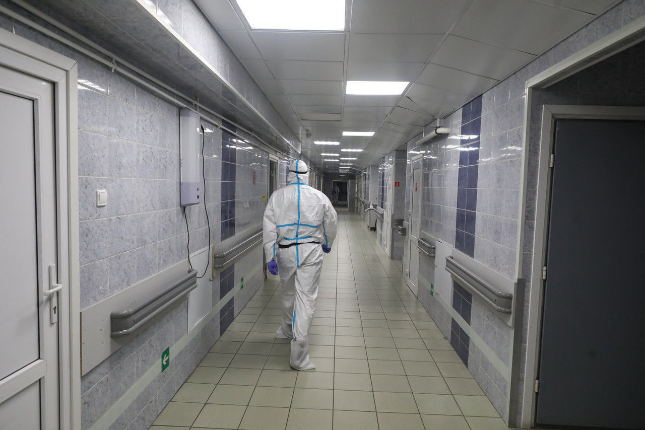 Опрос: 61 процент россиян считает, что COVID-19 был создан в лаборатории